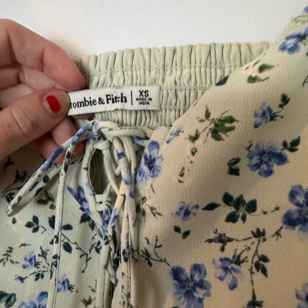 Abercrombie & Fitch Puff Sleeve Lace-Up Sweetheart Blouse - Picture 3 of 4